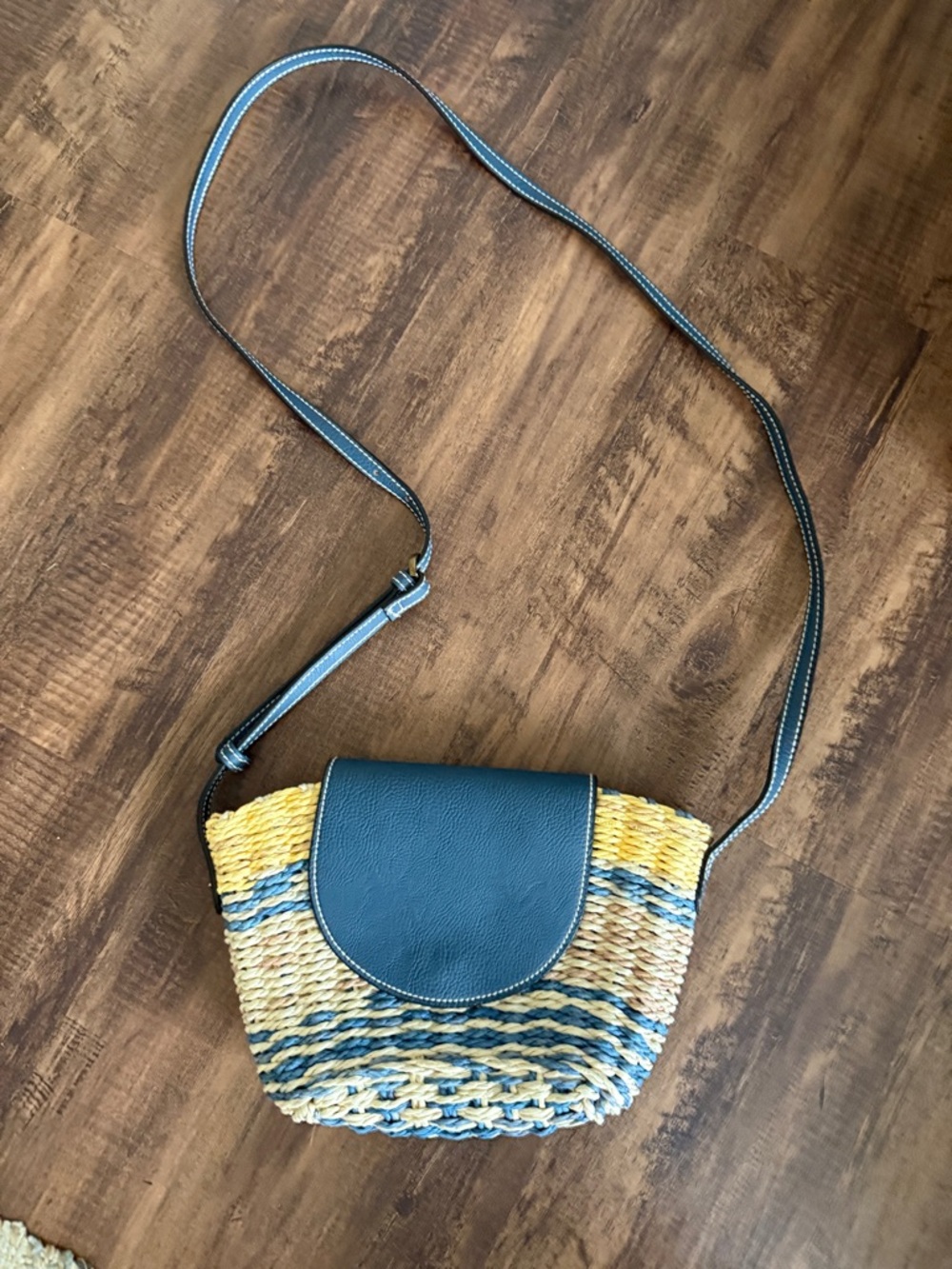Universal Thread Woven Straw Crossbody Bag with Navy Flap